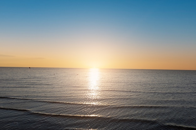 Schöner Sonnenuntergang über dem Meer