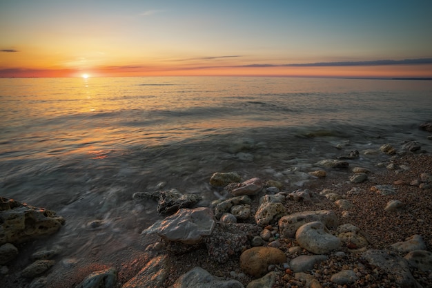 Schöner Sonnenuntergang über dem Ozean. Sonnenaufgang im Meer