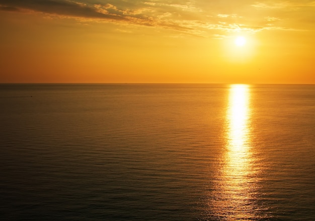 Schöner Sonnenuntergang über dem Ozean. Sonnenaufgang im Meer