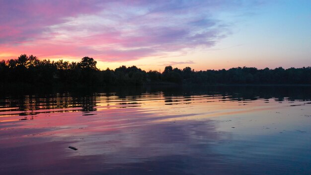 Schöner Sonnenuntergang über dem See