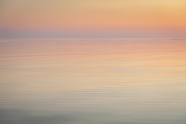 Schöner Sonnenuntergang über der Ostsee Natürlicher Hintergrund Estland Abendrot Abendstille auf dem Meer