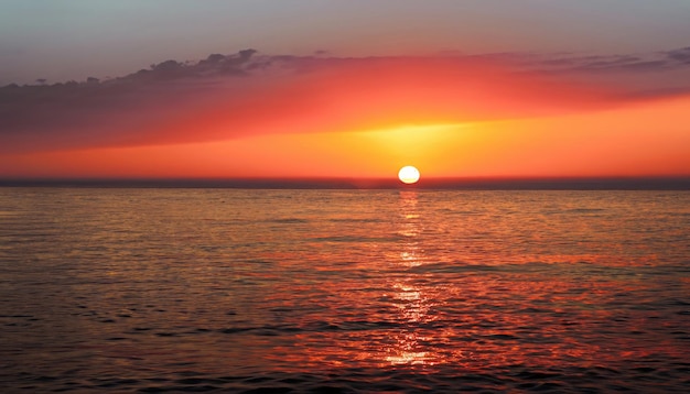 Schöner Sonnenuntergang über der ruhigen Oberfläche des Ozeans