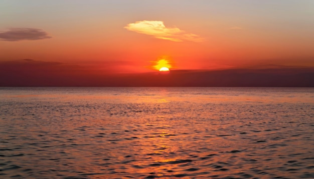 Schöner Sonnenuntergang über der ruhigen Oberfläche des Ozeans