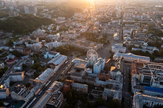 Schöner Sonnenuntergang über der Stadt Kiew von oben