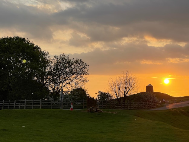 Schöner Sonnenuntergang über grünen Hügeln