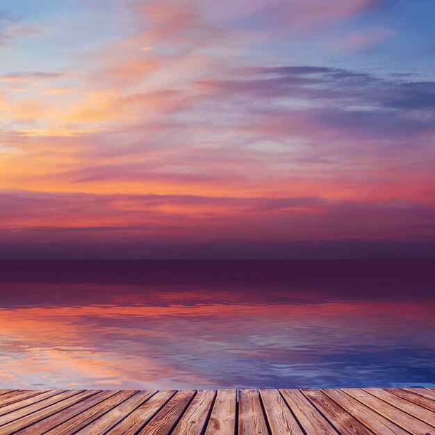 Schöner Sonnenuntergang über Meer mit Reflexion im Wasser.