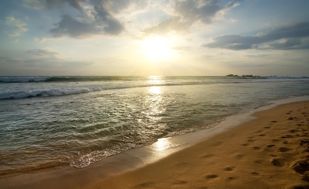 Schöner Sonnenuntergang über Sandstrand des Indischen Ozeans