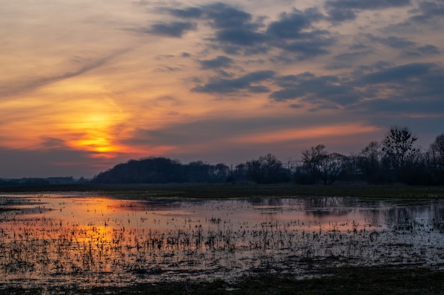 Schöner Sonnenuntergang über Wasser