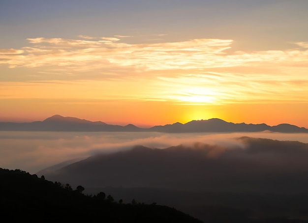 Schöner Sonnenuntergang und Sonnenaufgang am Himmel und goldene Dämmerung mit Nebel und Nebel im Tal des Berges