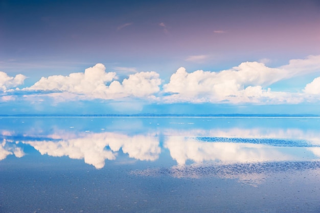 Schöner Sonnenuntergang und Spiegelfläche auf dem Salzsee Salar de Uyuni, Altiplano, Bolivien