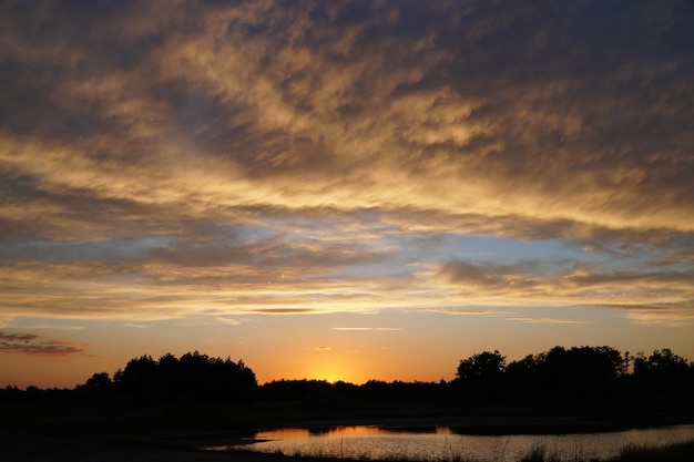 Schöner Sonnenunterganghimmel auf dem Fluss