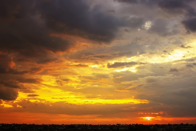 Schöner Sonnenunterganghimmel mit Mehrfarbenwolken nach Strom.