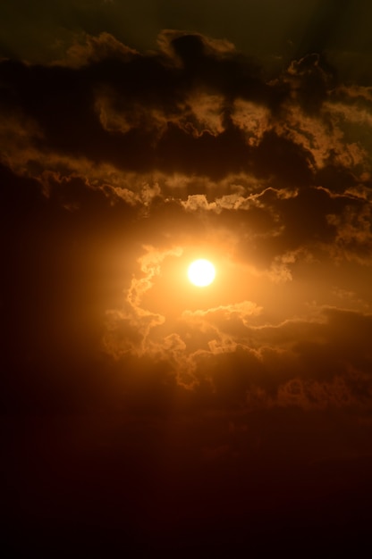 Schöner Sonnenunterganghimmel mit Wolken. Abstrakter Himmel.