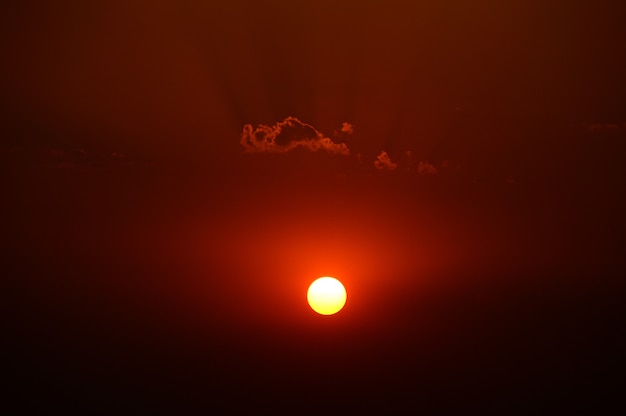 Schöner Sonnenunterganghimmel mit Wolken. Abstrakter Himmel.