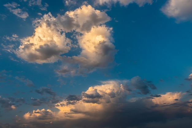 Schöner Sonnenunterganghimmel mit Wolken