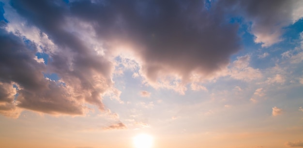 Schöner Sonnenunterganghimmel mit Wolkenhintergrund