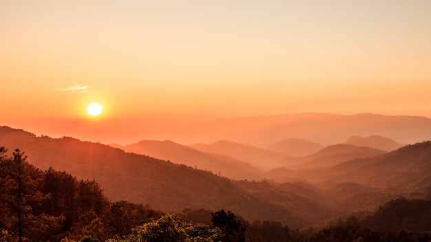 Schöner Sonnenunterganghimmel über Wald und Berg in Nord von Thailand