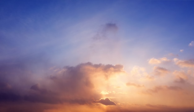 Schöner Sonnenuntergangshimmel mit pastellfarbenen Wolken