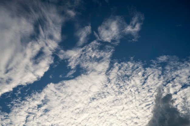 Schöner sonniger Himmel. Wolken mit Sonnenstrahlen