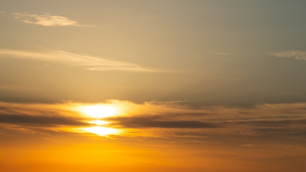 Schöner sonniger Morgendämmerungshimmelhintergrund.