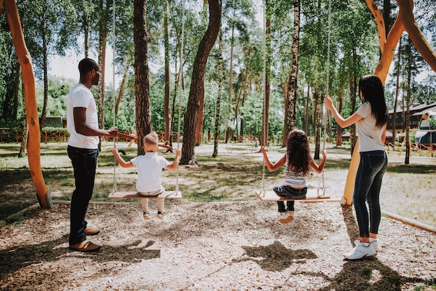 Schöner sonniger Tag in der Park-Familie auf Spielplatz