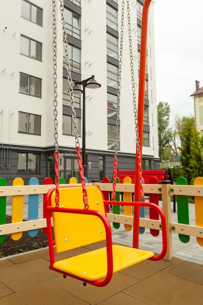 Schöner Spielplatz im Wohnhaus