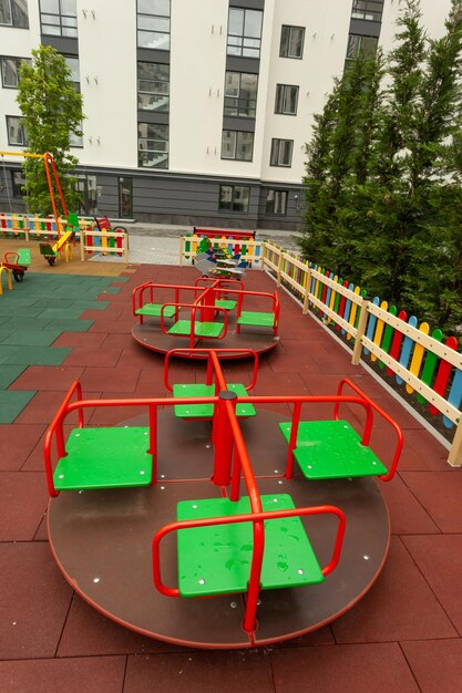 Schöner Spielplatz im Wohnhaus