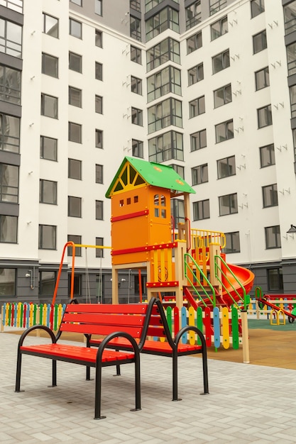 Schöner Spielplatz im Wohnhaus