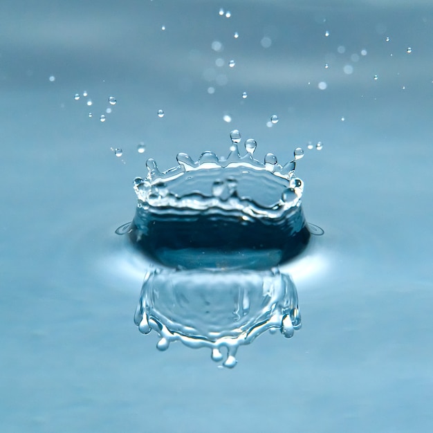 Schöner Spritzer Wassertropfen auf Wasseroberfläche, Nahaufnahmefoto