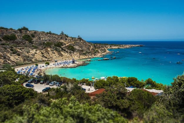 Schöner Strand in der blauen Lagune am Meer. Meereslandschaft. Schöne Küste von Zypern. Erholungsgebiet auf Zypern. Die Strände von Zypern. Griechische Strände. Bezahlte Strände