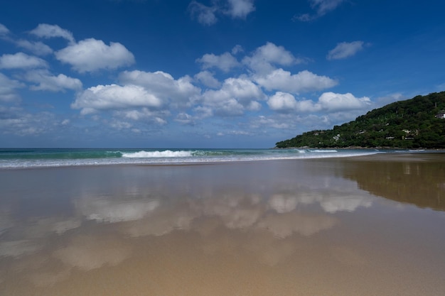 Schöner Strand in der Sommersaison am Karon Beach Phuket Thailand Concept Travel and tourLeerer Strand ist ein berühmtes Touristenziel in Phuket Thailand