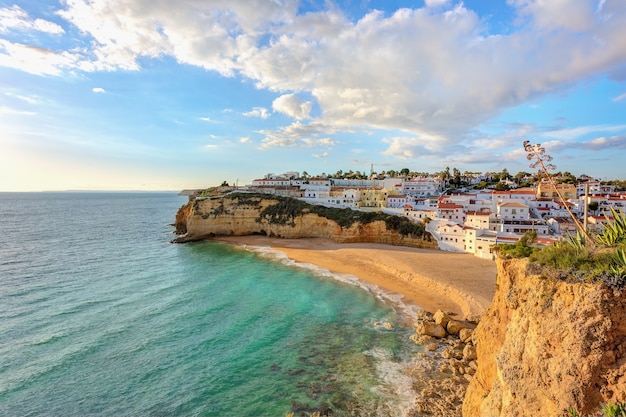 Schöner Strand in der Stadt Carvoeiro. Portugal, Algarve.