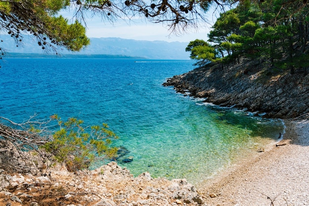 Schöner Strand in einer versteckten Bucht an der Küste der Insel Pag in Kroatien.