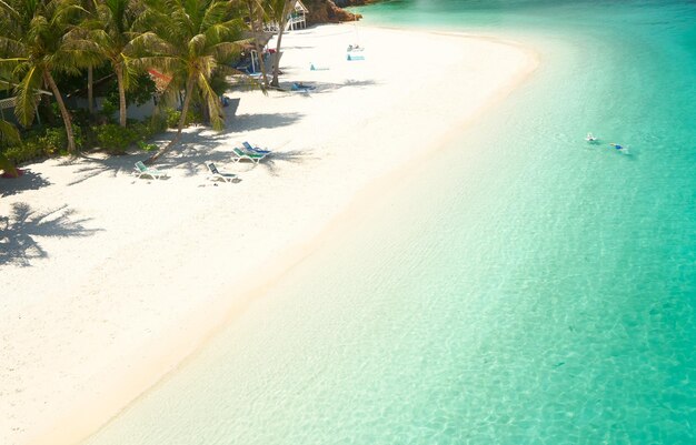 Schöner Strand Luftaufnahme über eine Rawa-Insel Weißer Sandstrand von oben gesehen Malaysia