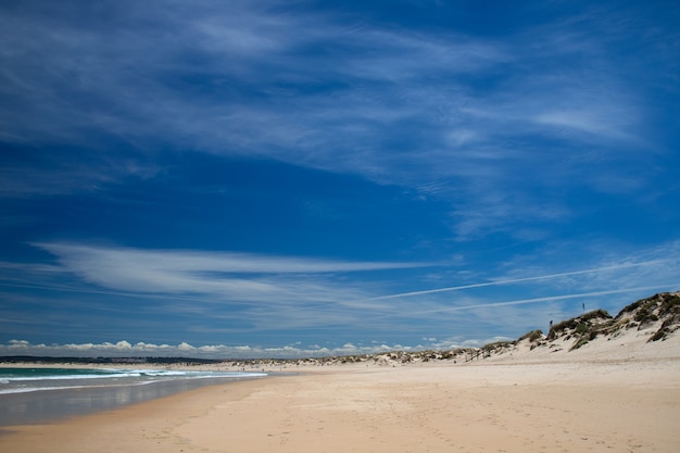 Schöner Strand mit blauem Himmel in Peniche, Portugal