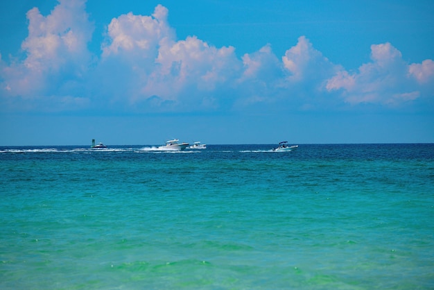 Schöner Strand mit blauem Meerwasser Meerpanorama schöne Meereswelle und blauer Himmel