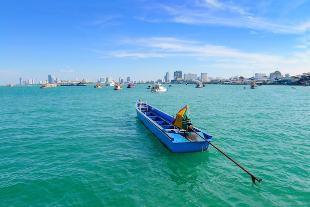 Schöner Strand mit Fischerboot in Pattaya Bay Thailand