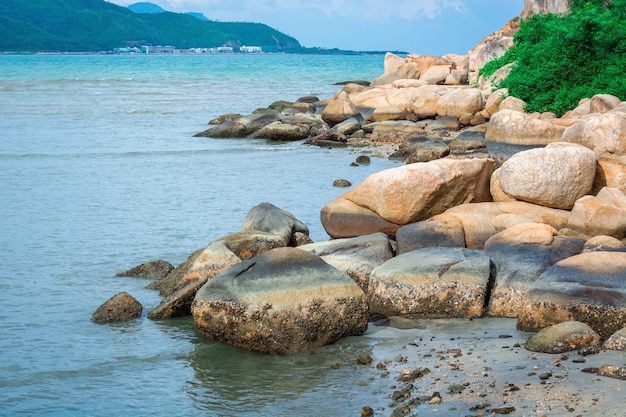 Schöner Strand mit großen Steinen am Meer.