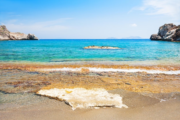 Schöner Strand mit klarem türkisfarbenem Wasser und Felsen. Insel Kreta, Griechenland.