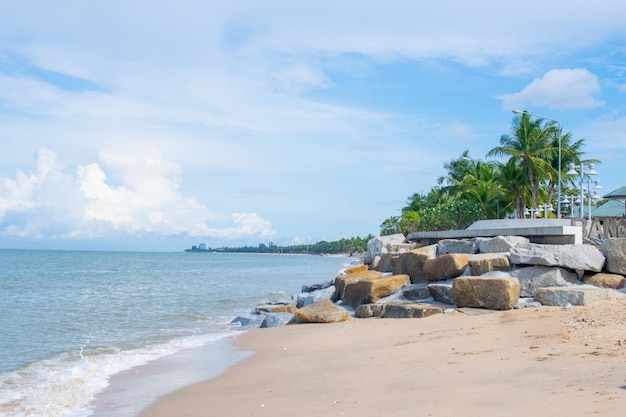 Schöner Strand mit Kokospalme in ThailandBangsaen Beach