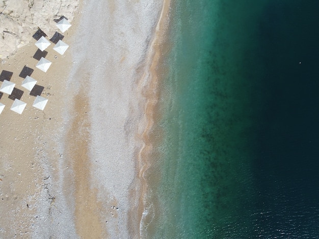Schöner Strand mit kristallklarem azurblauem Wasser