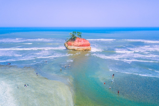 schöner Strand mit Luftaufnahmen in Nordbengkulu