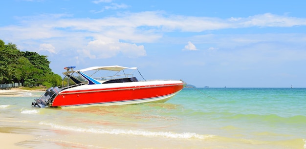 Schöner Strand mit rotem Motorboot auf Samed Island Thailand