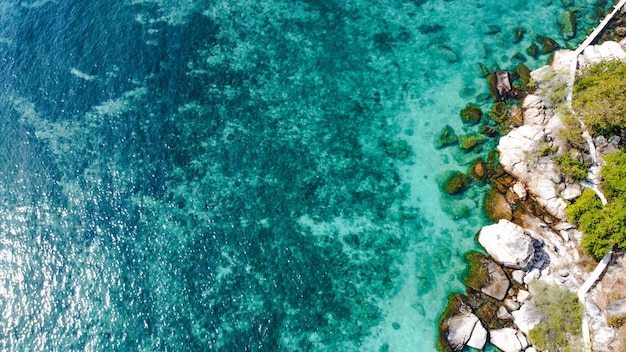 Schöner Strand mit türkisfarbenem Wasser auf der Insel Koh Tao Thailand