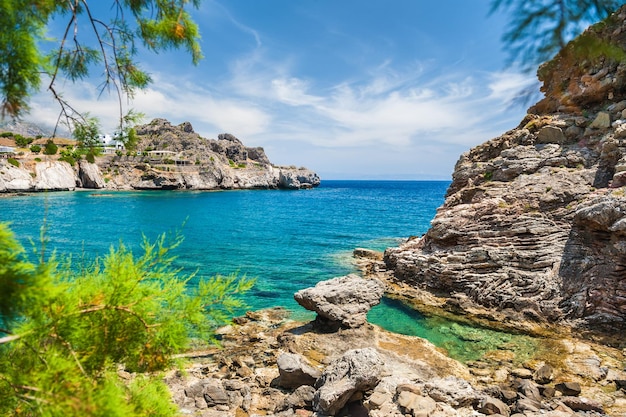 Schöner Strand mit türkisfarbenem Wasser und Klippen. Insel Kreta, Griechenland.