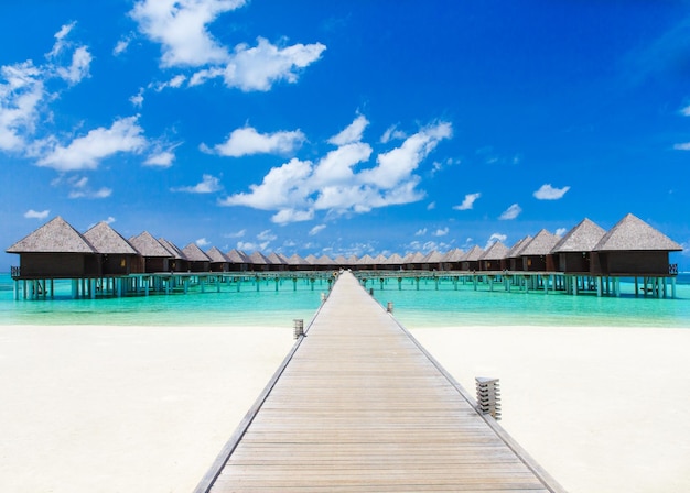 Schöner Strand mit Wasserbungalows auf den Malediven