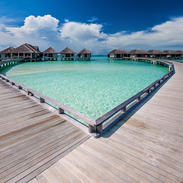 Schöner Strand mit Wasserbungalows