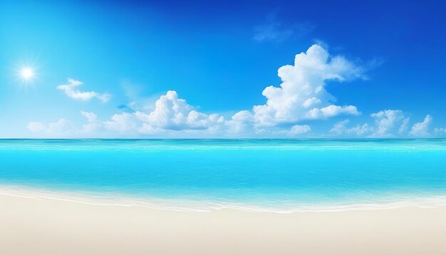 Schöner Strand mit weißem Sand, türkisfarbenem Ozeanwasser und blauem Himmel mit Wolken an einem sonnigen Tag Panora