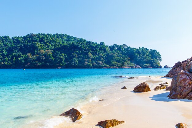 Schöner Strand mit weißem Sandstrand in Thailand