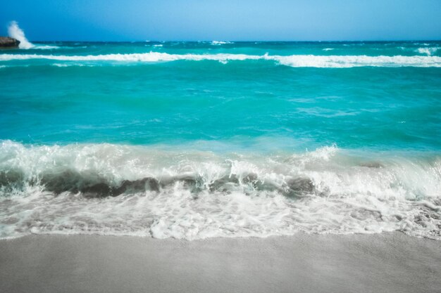 Schöner Strand mit Wellen in der Natur im Hintergrund